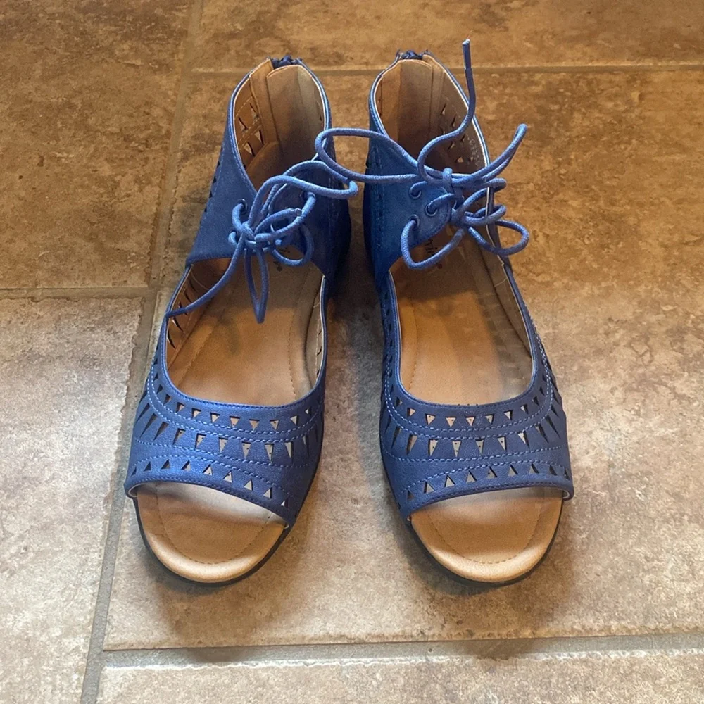 Comfortview. Women's Cutout Sandals - Navy. Size 10 - Picture 2 of 11